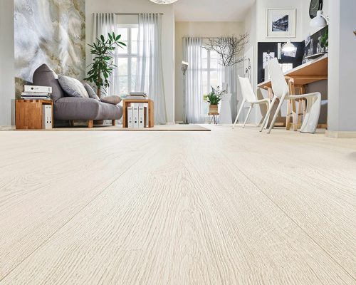 Einrichtungsstil_Skandi_Wohnidee_JOKA_Zeitlos_Natuerlich_Laminat_Gardine